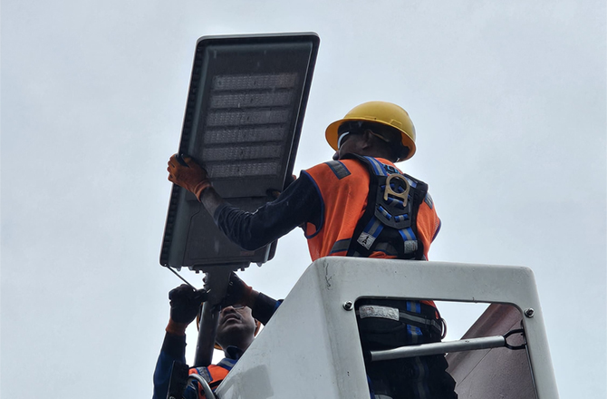 مصابيح الشوارع الشمسية المتكاملة Anern ISSL‑C 150W في إندونيسيا